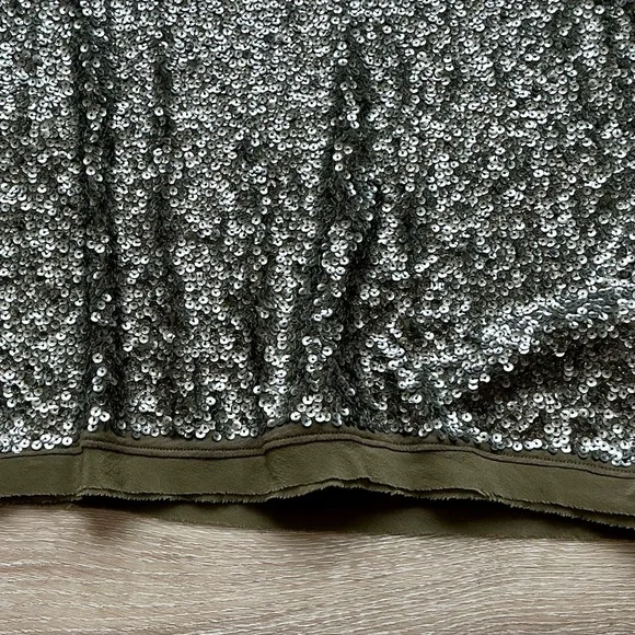 J. Crew EUC Olive Green Sequin Embellished Short Sleeve Top Shirt Blouse Size M - Picture 7 of 8